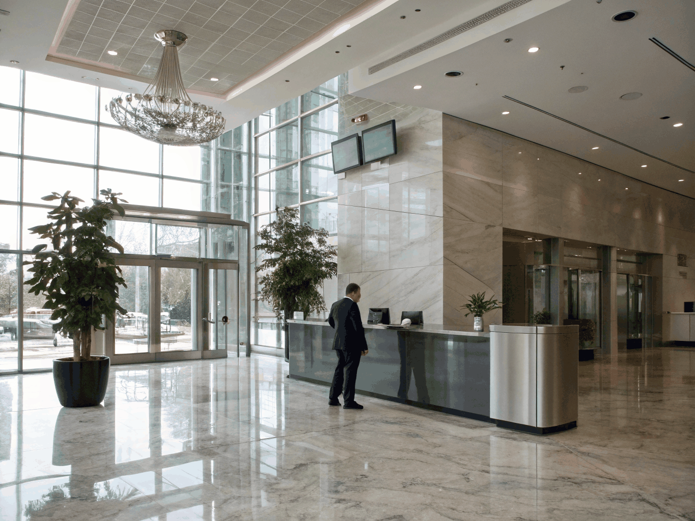 Vestíbulo corporativo con personal de seguridad