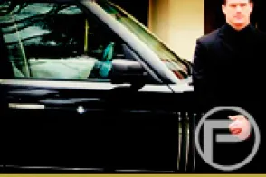Profesional de seguridad con vehículo de lujo