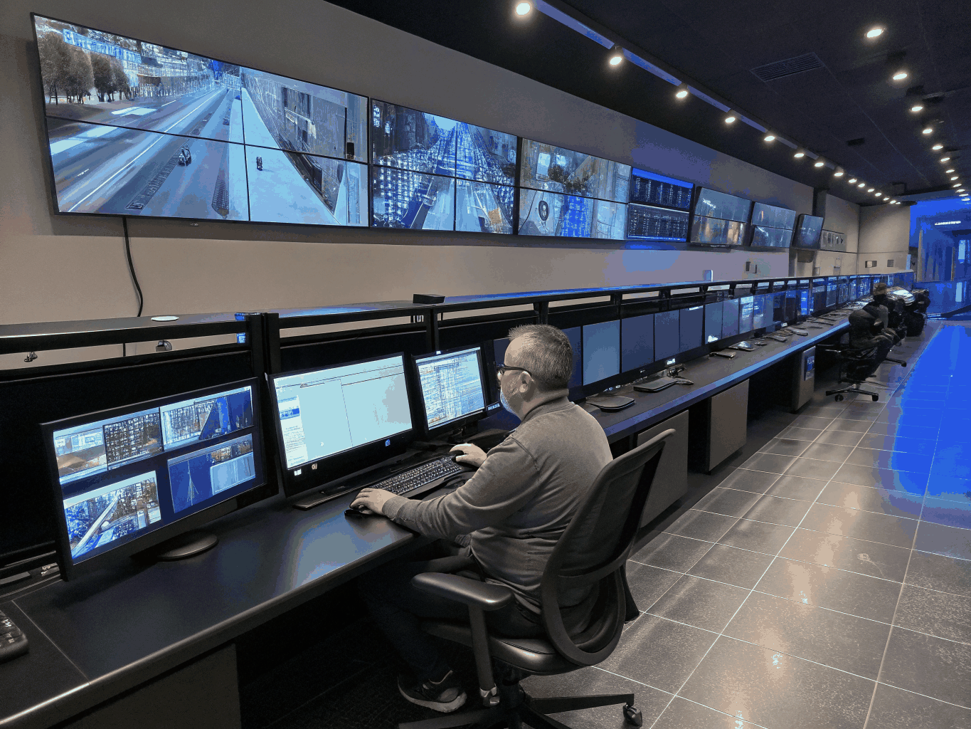 Centro de monitoreo tecnológico avanzado con pantallas de alta resolución